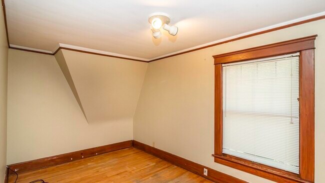 Building Photo - 823 Dewey Ave