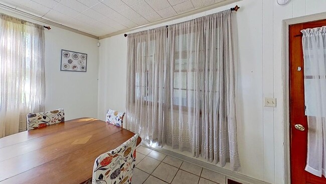 Building Photo - Renovated 3-Bedroom Home – Furnished or Unfurnished – Prime Location!