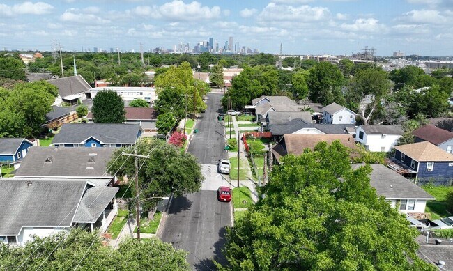 Building Photo - 122 Pineview Dr
