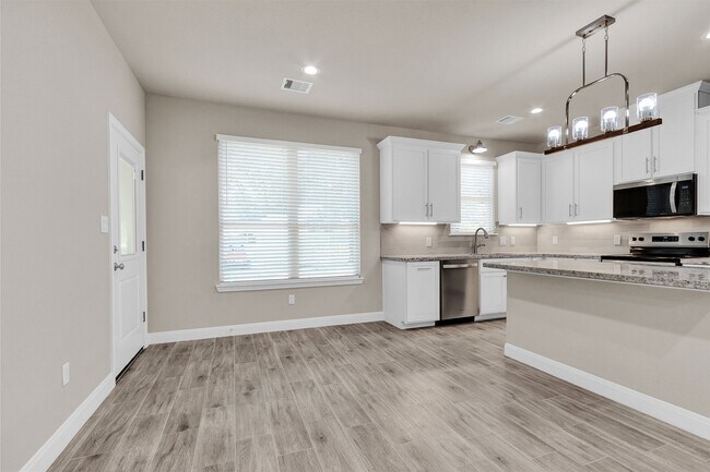 Building Photo - 11101 Park Dr