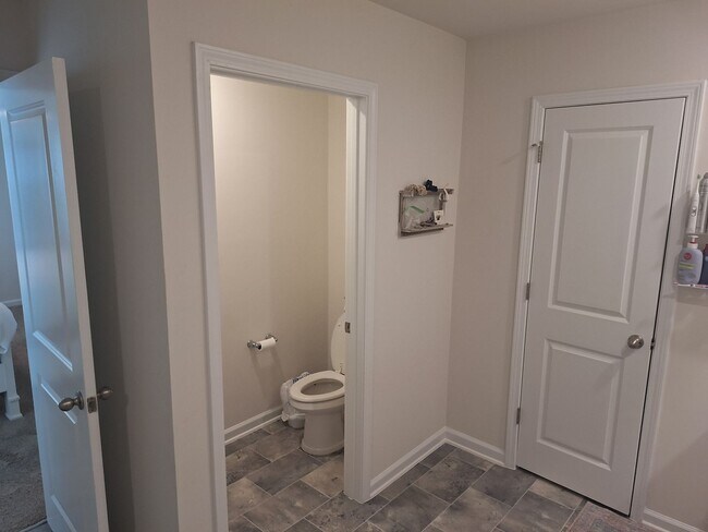 Building Photo - **HURRY!!! REDUCED RENT IF MOVED IN BY NOV...