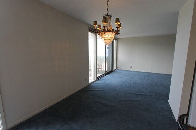 Building Photo - Epic REA: Top Floor 2 BR/2 BA Condo, Pano Views, Balcony, 3-4 Pkg, Storage