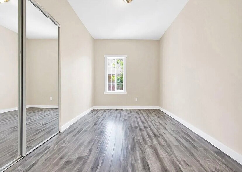 Building Photo - 131 E Ave 45