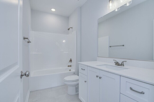Building Photo - Like New Home - 4 Bed 3 Bath