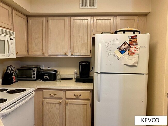 Building Photo - Spacious one bedroom apartment!