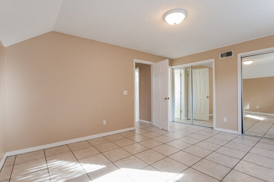 Building Photo - 1018 Pegel Ct