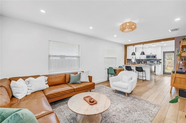 Building Photo - 2621 17th Ave N