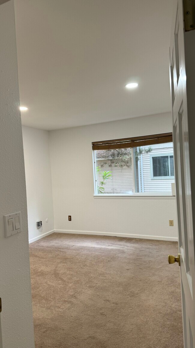 Building Photo - 12107 NE 149th St