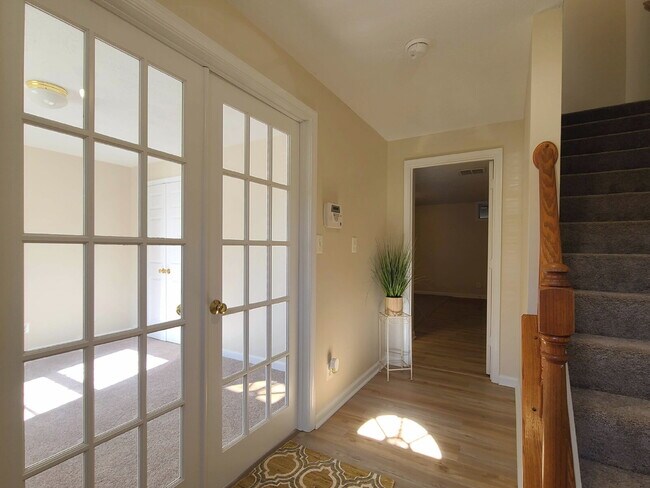 Building Photo - Beautifully Updated 4 BR, 2.5 BA Townhome