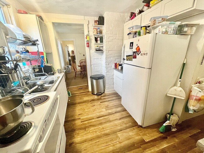 Building Photo - 255-257 N Spring St