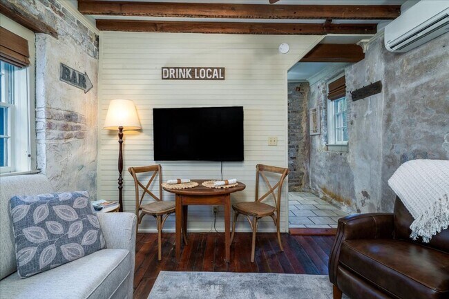 Building Photo - Downtown Cottage- Fully Furnished