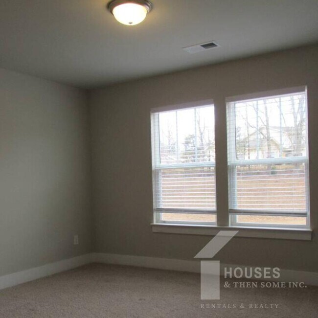 Building Photo - 27 Creekhaven Ln