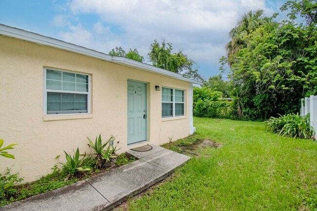 Building Photo - 2/1 Close to Downtown Tampa and University...