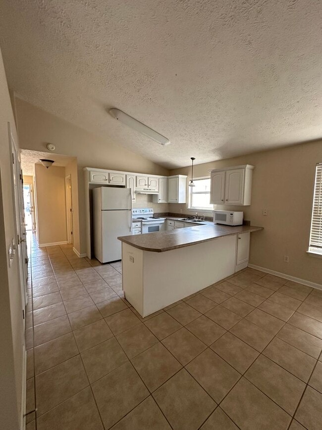 Building Photo - 3 Bed 2 Bath located in the Palm Cove Community!