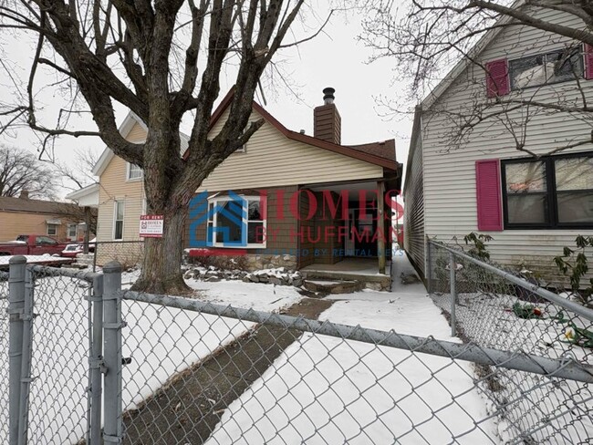 Building Photo - Three Bedroom | Two Bath | Detached Garage