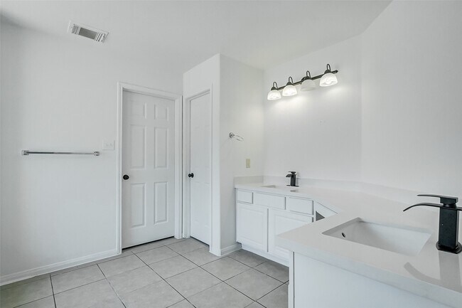 Building Photo - 15806 Land View Dr