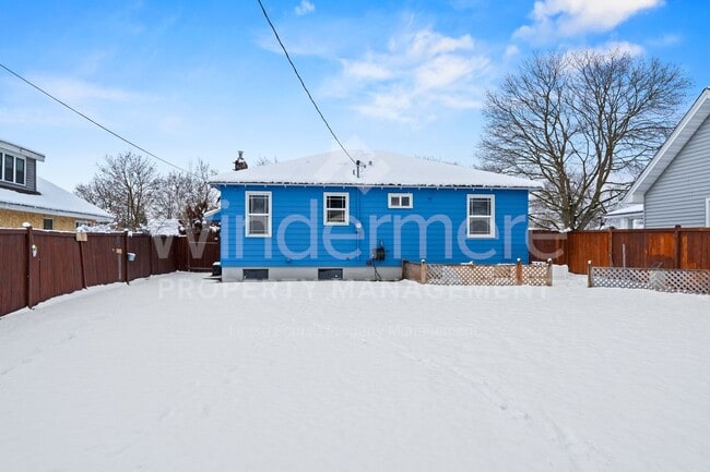 Building Photo - *MOVE IN SPECIAL * 1ST FULL MONTH FREE* Great 3-Bedroom Home IN The Garland District