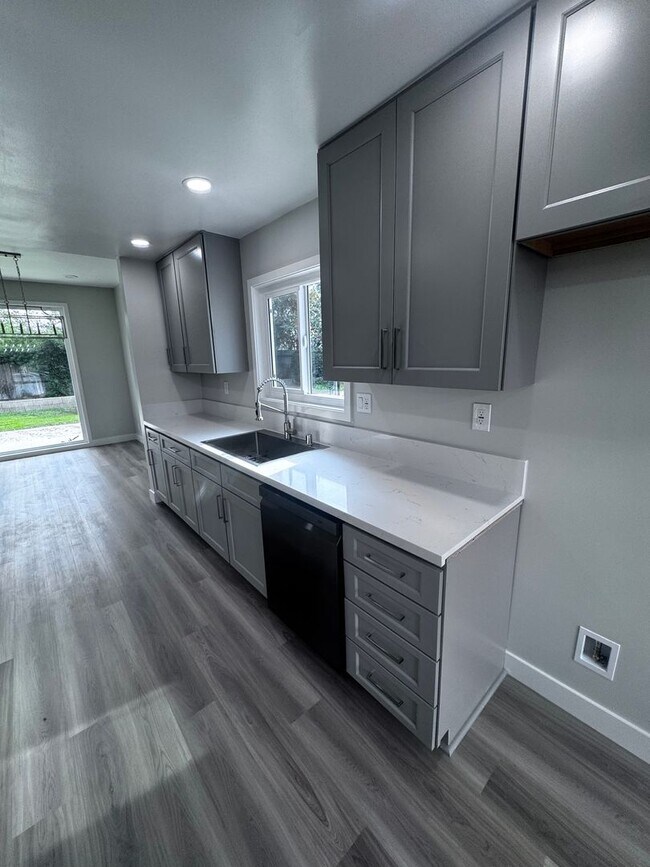 Building Photo - Spacious 3 Bed 2 Bath in Enderle Gardens: ...