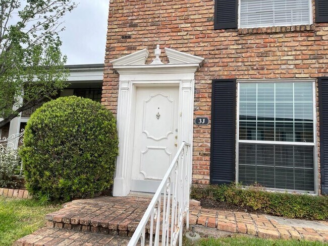 Building Photo - 2201 Fountain View Dr
