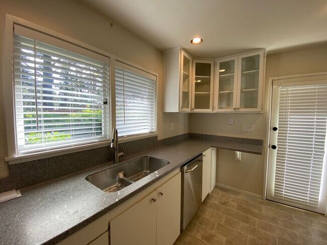 Building Photo - 4110 El Bosque Dr