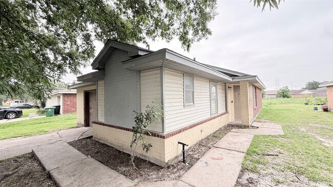 Building Photo - 15821 Ridgecroft Rd