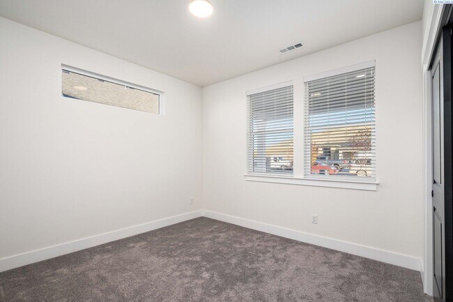 Building Photo - Generational suite w/separate entrance!