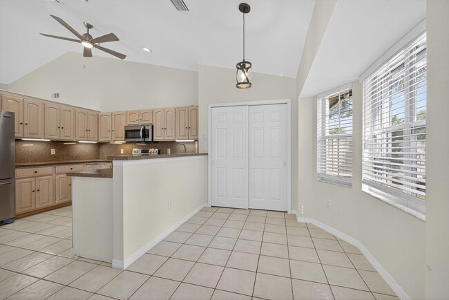 Building Photo - 12865 Meadowbend Dr