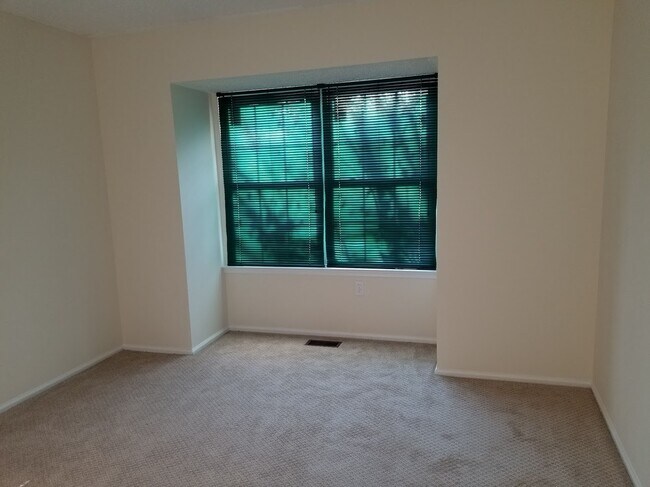 Building Photo - Updated, spacious, centrally located end-u...