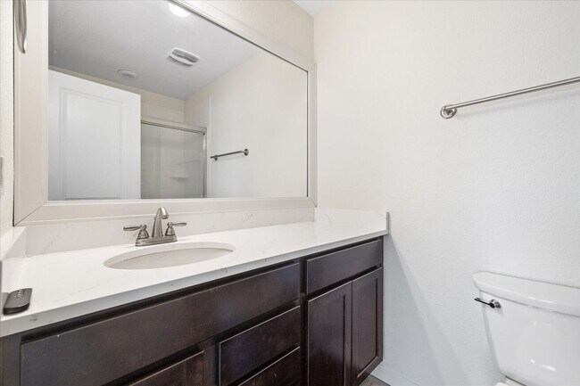 Building Photo - Beautiful, updated 3 bedroom townhome!