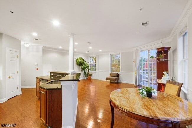 Building Photo - 265 Victoria Dr