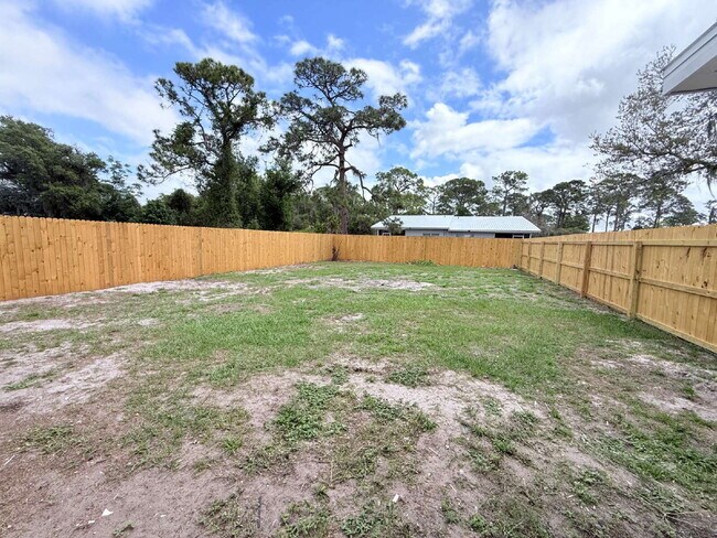 Building Photo - 2-Bedroom and 2Bathroom Fenced Half Duplex