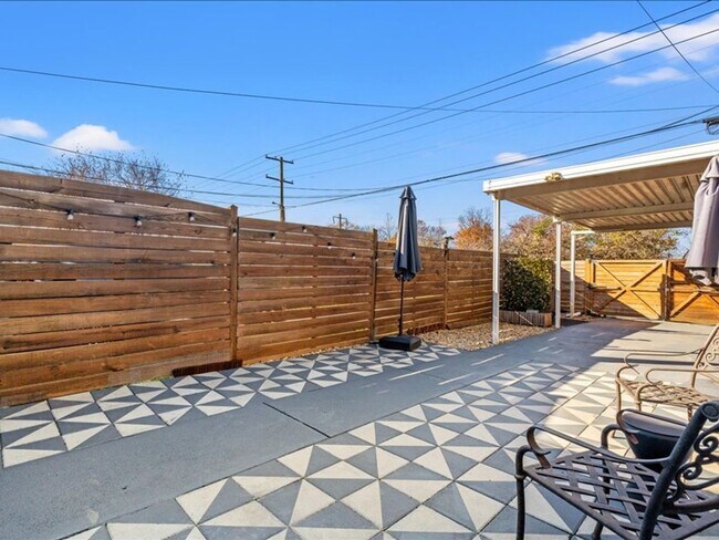 Building Photo - Distinctive Two Bedroom Beauty in Deanwood