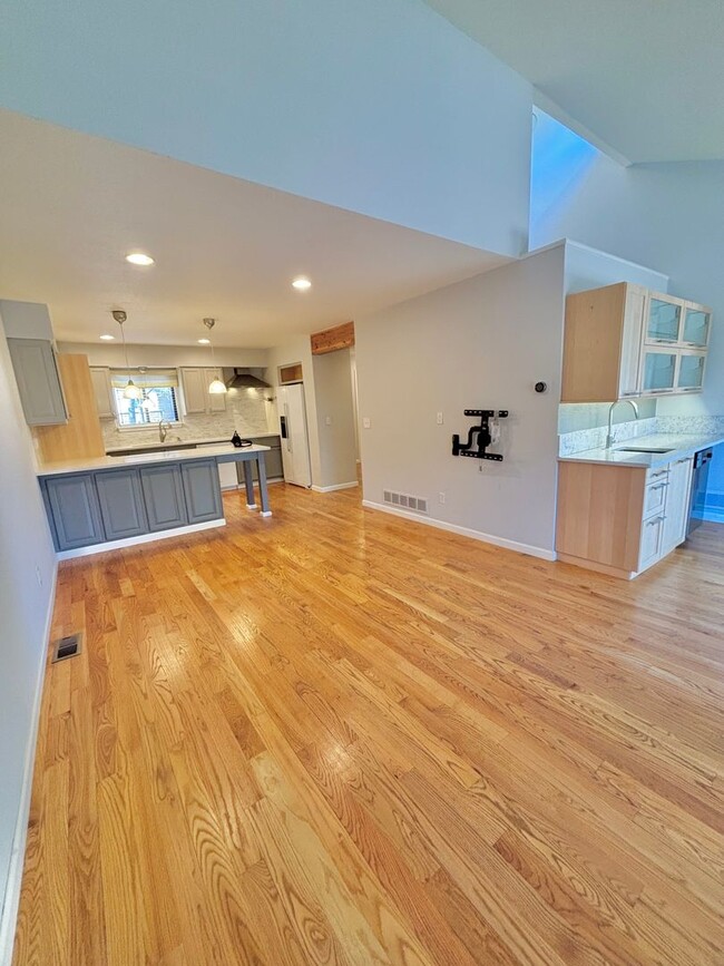 Building Photo - Spacious 3-Bedroom Condo in Prime Golden Location!! Available Now!!