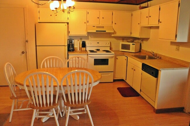 Building Photo - Treehouse Condo- 2 Bedroom/2 Bath Unit with Wifi & Clubhouse