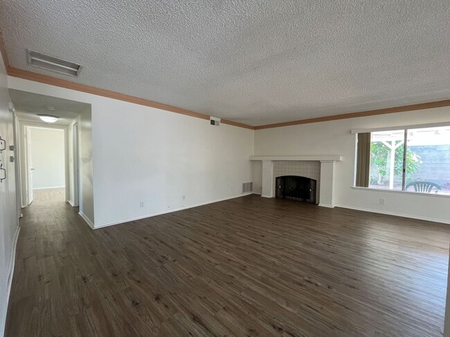 Building Photo - Simi Valley 3+2 w/RV parking + fruit trees...