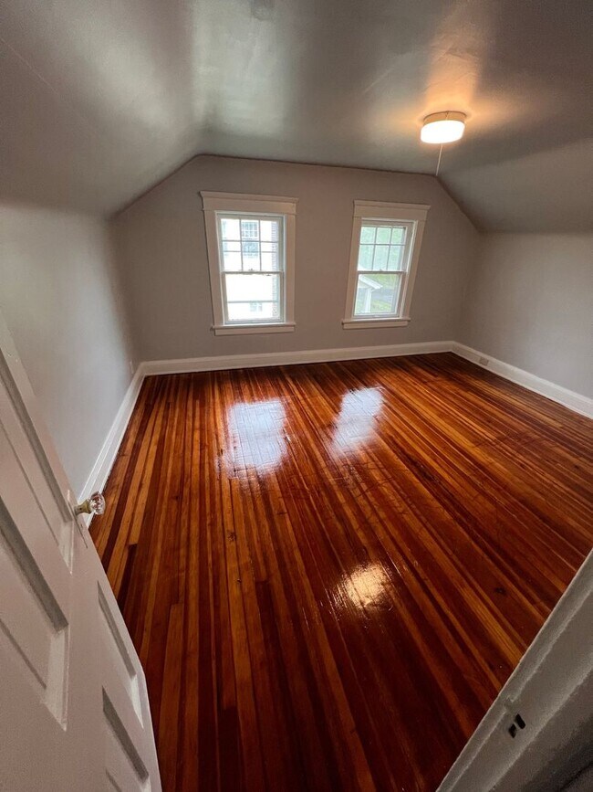 Building Photo - Fully Renovated 4 Bed Home in Cleveland He...