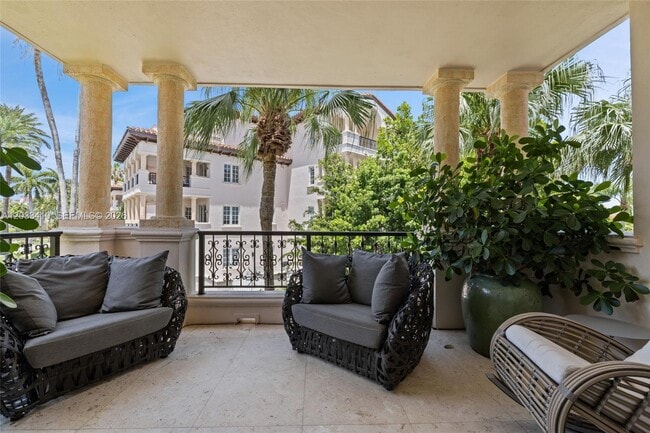 Building Photo - 19122 Fisher Island Dr