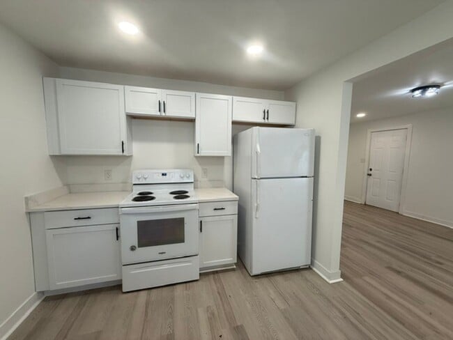 Building Photo - New Listing-Super cute newly renovated 3 BDRM
