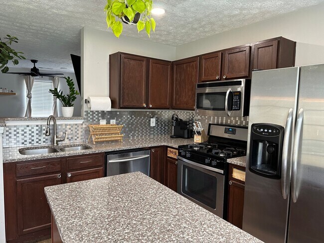 Building Photo - 208 Oak Grove Way