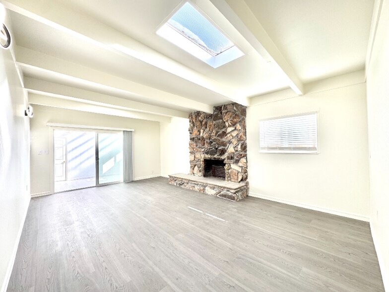 Building Photo - 15560 Calgary St