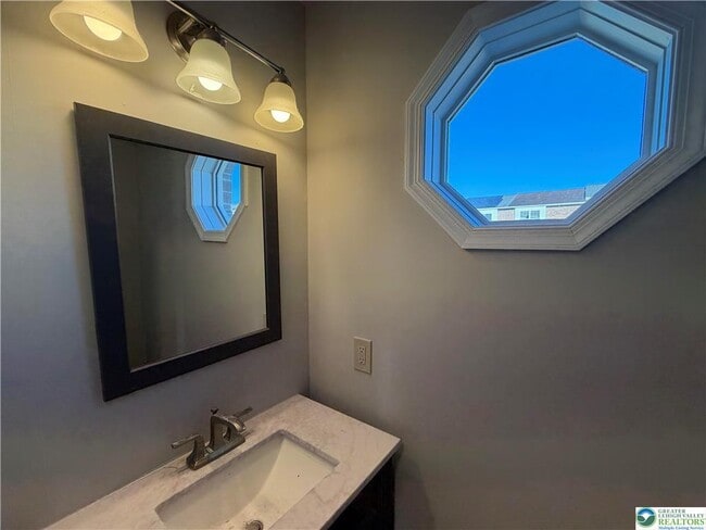 Building Photo - 350 Moty Dr