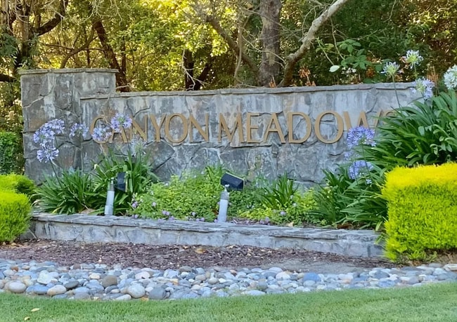 Building Photo - Fabulous Canyon Meadows Condo - Move-In Re...
