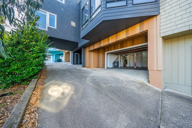 Building Photo - 1716 14th Ave