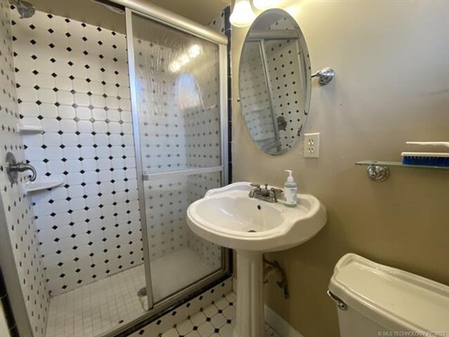 Building Photo - Mid-town Gem where comfort meets convenien...