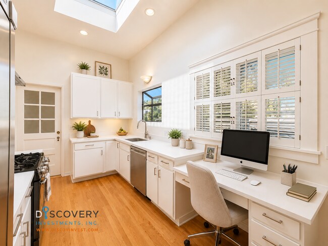 Building Photo - Classic Berkeley Condo with Tasteful Modern Updates
