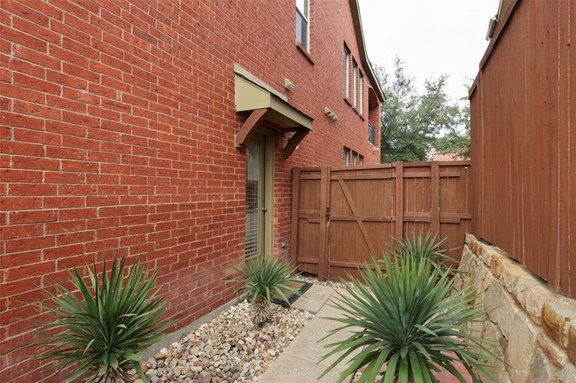 Building Photo - 604 Mozart Way
