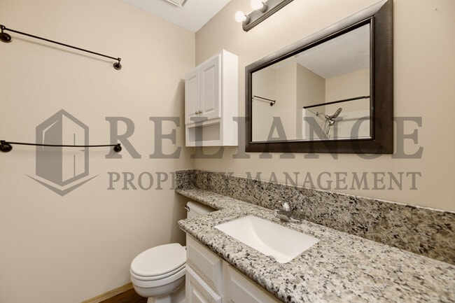 Building Photo - 516 N Lakeside Dr