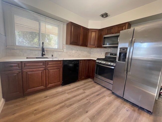 Building Photo - 3-Bedroom Home in Sought-After Cranbrook Village