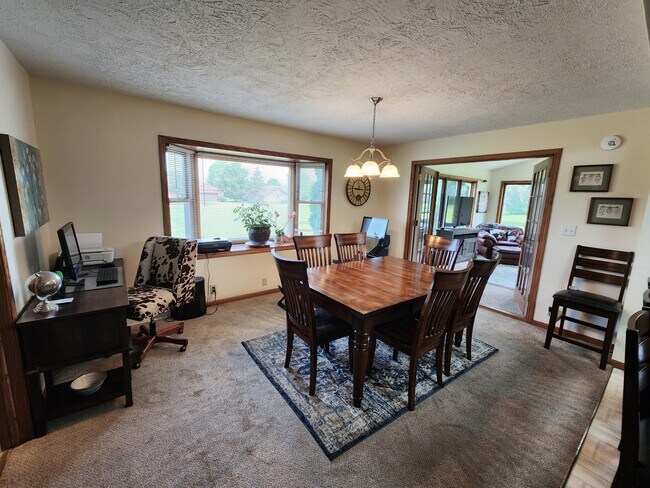 Building Photo - N5968 Lakeview Dr