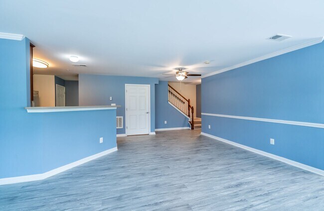 Building Photo - Bright And Spacious 3 Bed 2.5 Bath End-Uni...